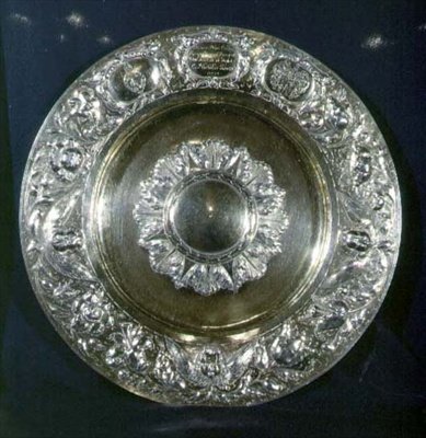 The Caroline Alms Dish, laget i London, 1665-1666 (forgylt sølv) (se også 355579 og 355591) av English School
